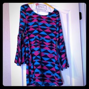 Geometric bell sleeve shift dress